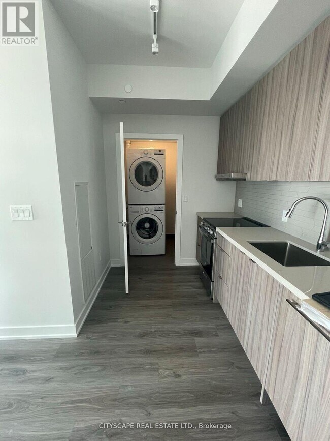 Building Photo - 4130-4130 Parkside Village Dr