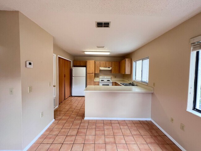 Building Photo - Great townhouse -  available now!