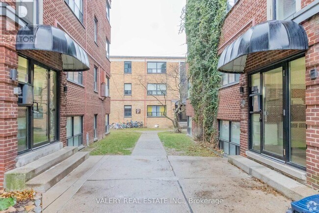 Photo du bâtiment - 3015 Queen St E