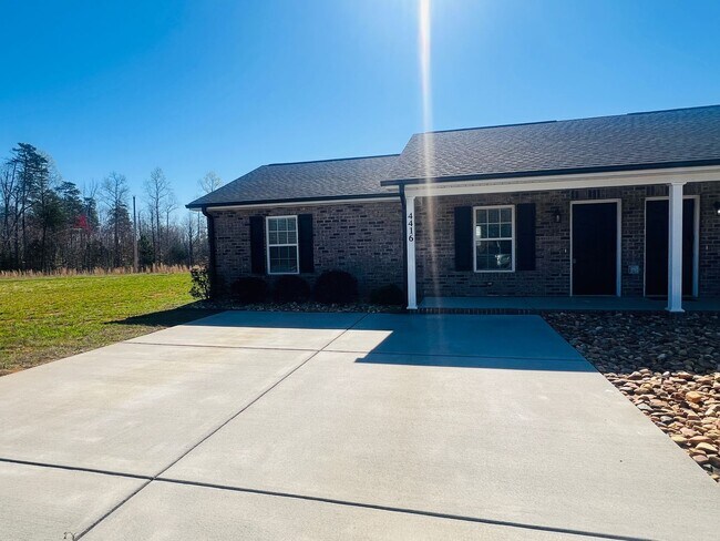 Building Photo - Available March 10th, 2026! 2 bed 1 bath duplex in an excellent location!