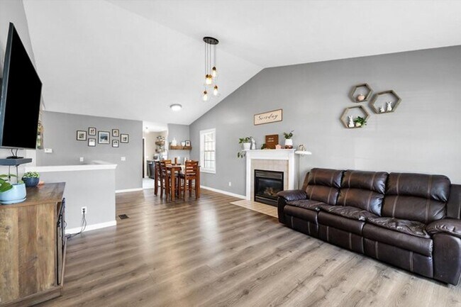 Foto del edificio - 3 Bedroom house with Finished Basement - Available August 2026