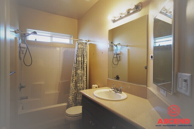 Foto del edificio - Stunning Home Off of Hosking and Wible!