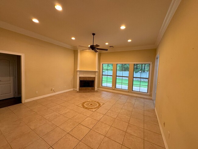 Building Photo - HIDDEN TRACE BEAUTY IN GATED COMMUNITY!