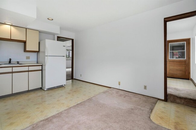 Building Photo - South Kihei 2 Bedroom / 1 Bathroom Unfurni...