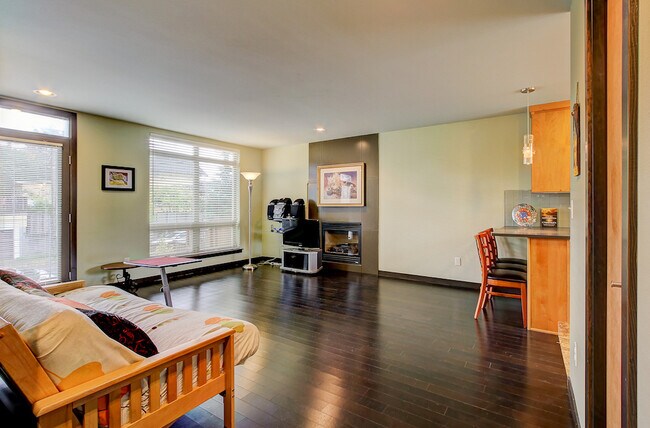 Building Photo - Private Queen Anne Townhome! Open House Sa...