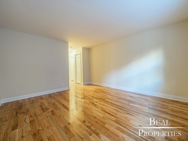 Building Photo - 555 W Arlington Pl