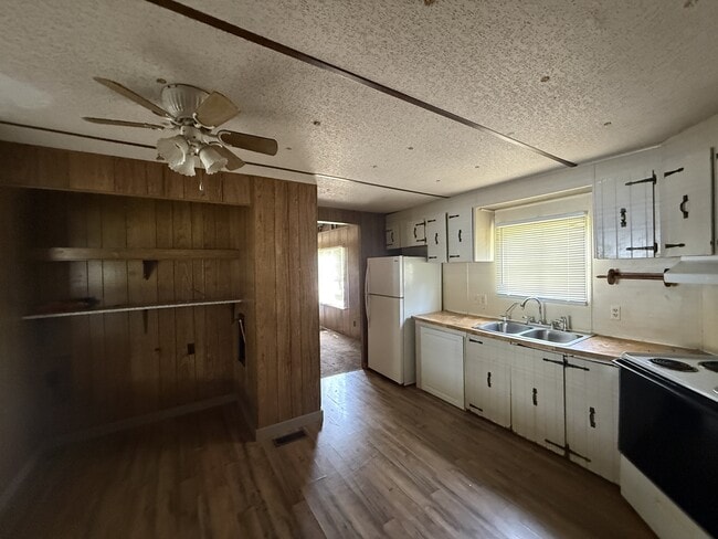 Building Photo - 441 Willow Run Rd
