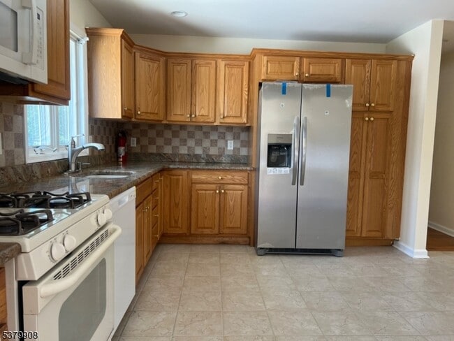 Building Photo - 346 River Dr