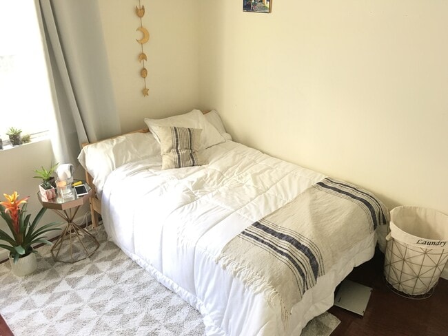 Building Photo - 927 W College St