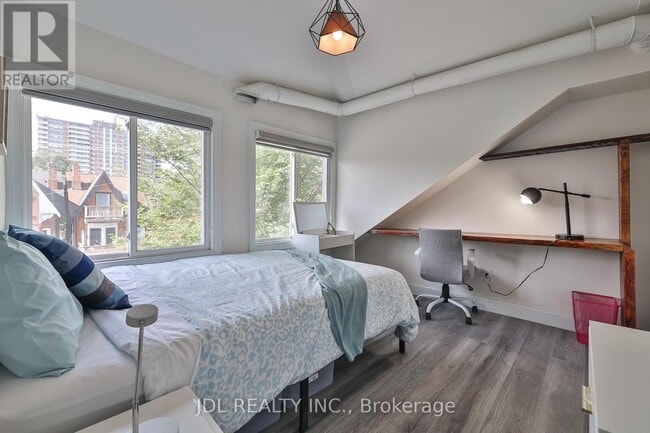 Photo du bâtiment - 5 Sorauren Ave