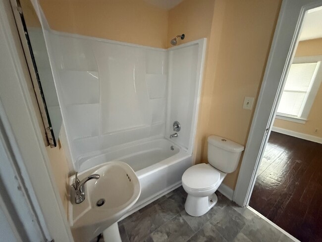 Building Photo - 958 N F St