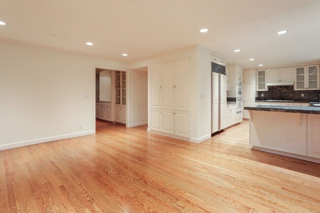 Foto del edificio - Expansive 6 Bed, 3.5 Bath Executive Home i...