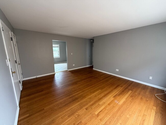 Building Photo - 2bed/1bath unit close to restaurants and s...