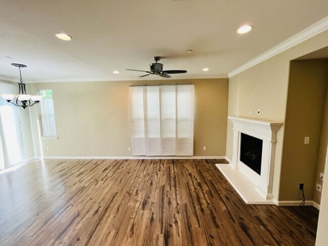 Building Photo - Beautiful 3BD/2.5BA, Newer Built, Single F...