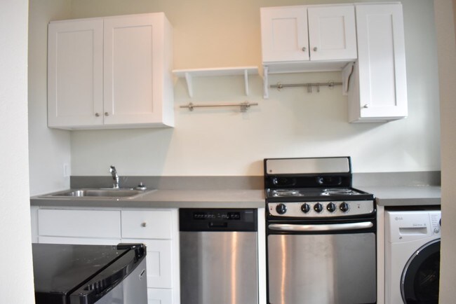 Building Photo - Studio Apt. in Greenlake