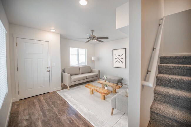 Foto del edificio - Gorgeous 3-Story Townhomes in Colony Farms...