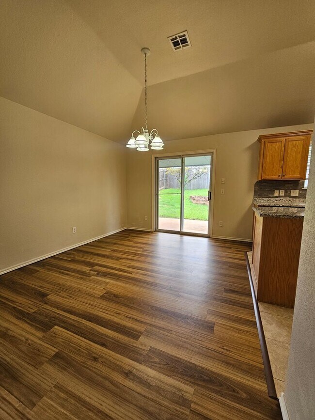 Building Photo - (3) Bed/(2) Bath In NE Norman Avail NOW!