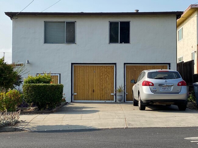 Exterior - Estacionamiento de la Unidad B a la derecha - 1329 Rose St
