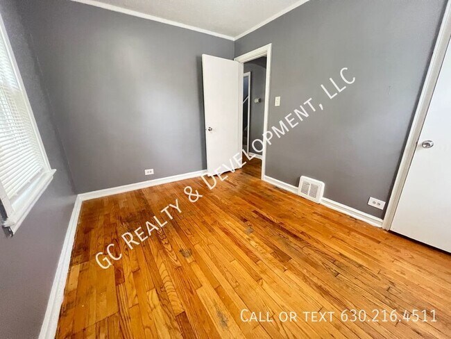 Building Photo - ***DETACHED 4 BDRM - 1 BTH / HARDWOOD FLOO...