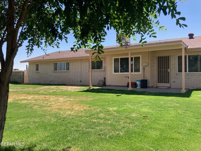 Building Photo - 1600 Vista Real Dr