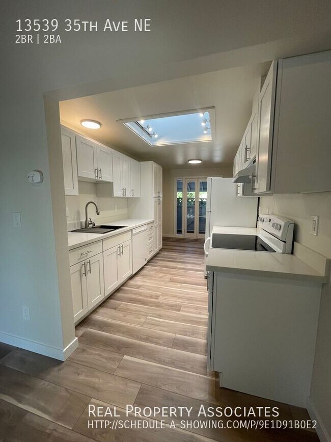 Building Photo - Pet Friendly, 2 Bed, 1.5 Bath, Top floor D...