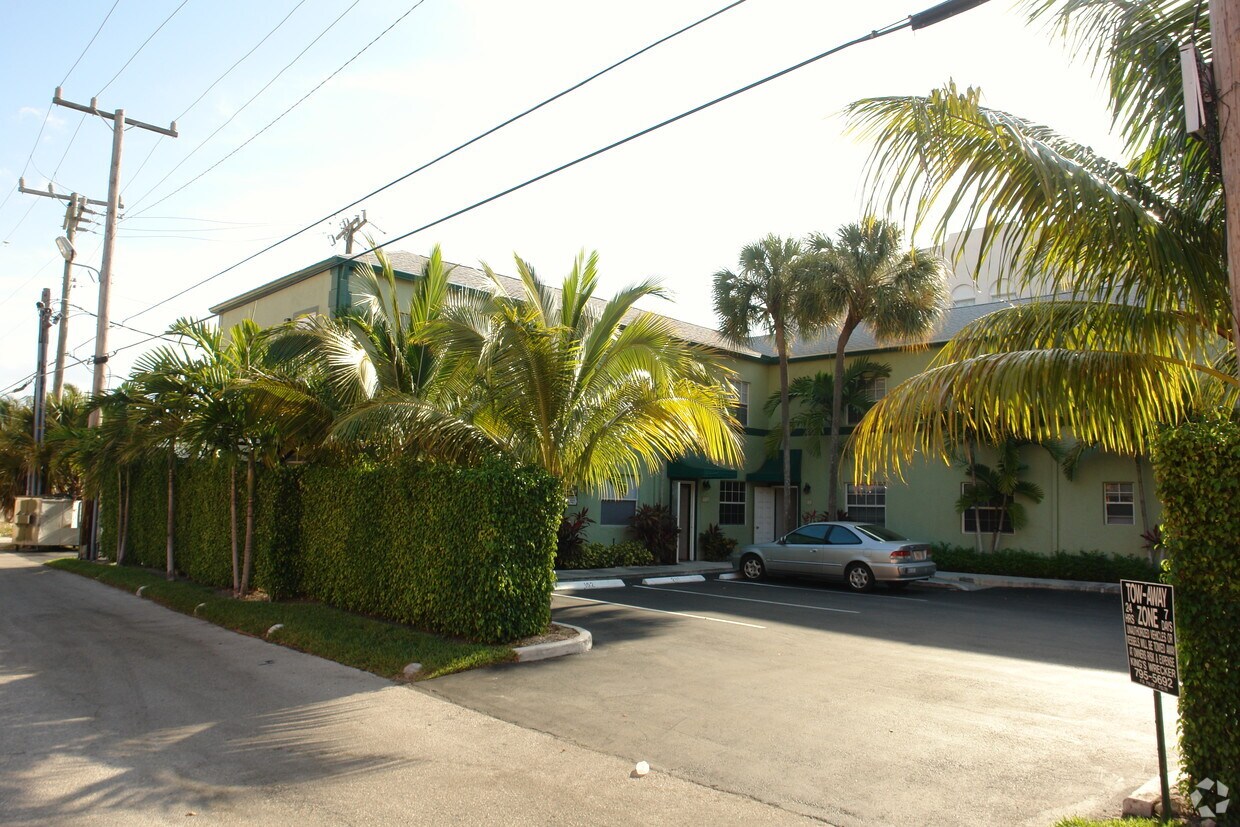 Building Photo - 323 Almeria Rd