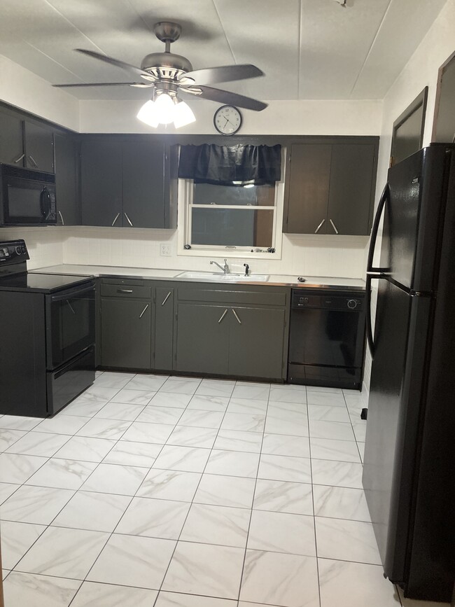 Kitchen - 1798 Tanglewood Dr