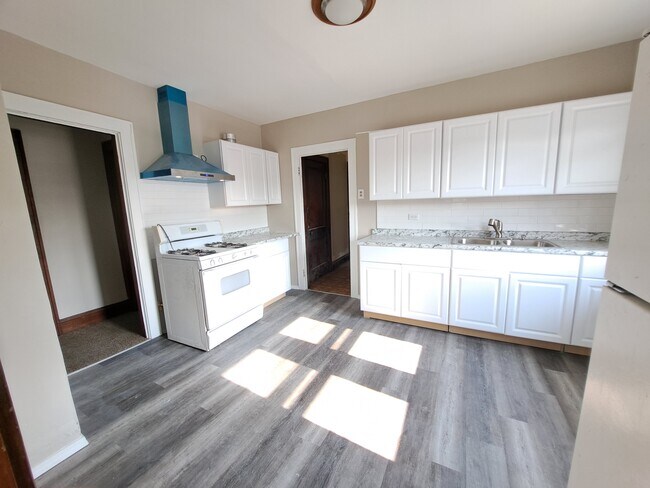 Building Photo - 10431 Almira Ave