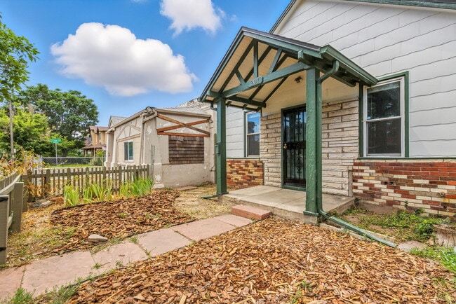 Building Photo - 207 Galapago St