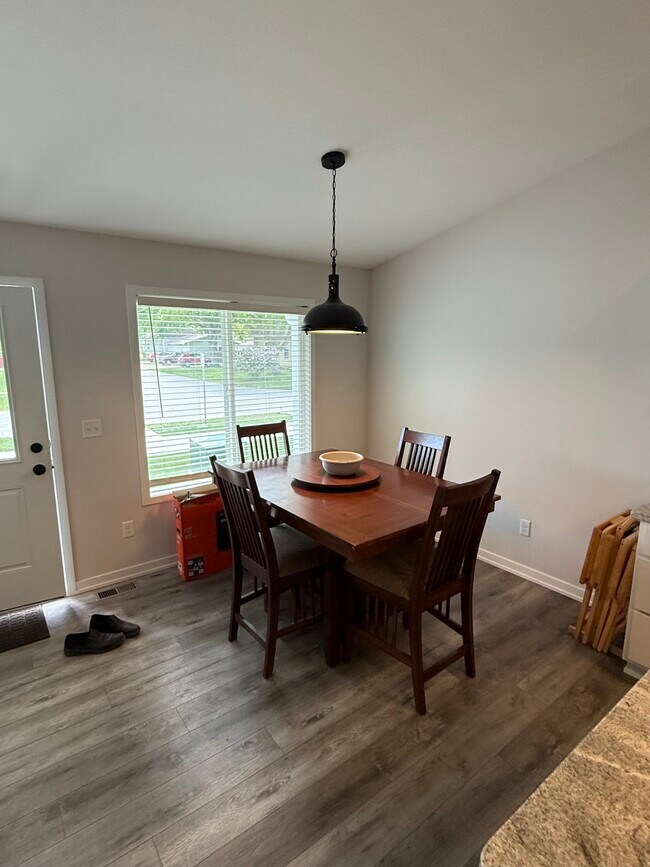 Foto del edificio - 205 E Broadway St