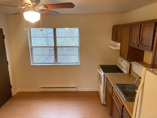 Building Photo - 90 Belair Dr