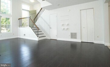 Building Photo - 3335 Oakshade Ct