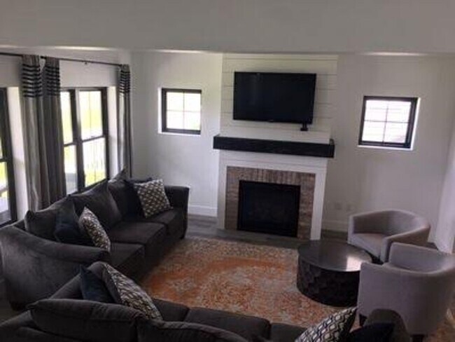 Building Photo - Adorable Josephine Crossing home available!