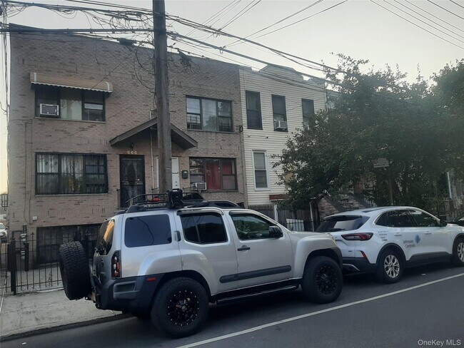 Foto del edificio - 666 Schenck Ave