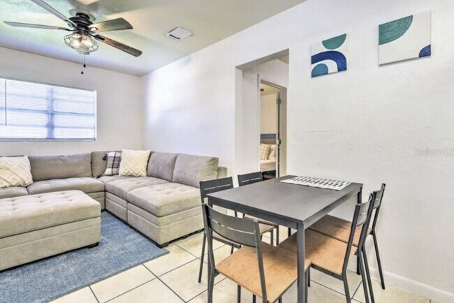 Foto del edificio - 2/1 unfurnished duplex in convenient location and fenced yard- pet friendly!