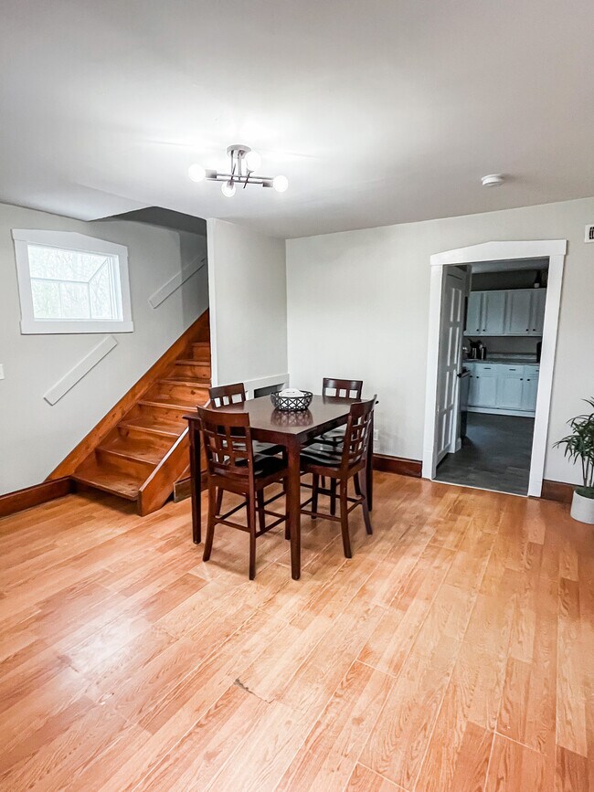 Dining - 457 S Maple Ave