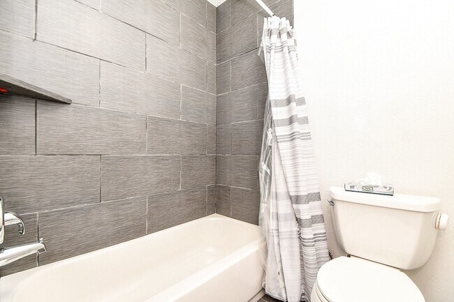 Foto del edificio - 9037 Crestview Dr