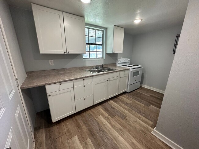 Building Photo - Beautiful 2 Bedroom Apartment