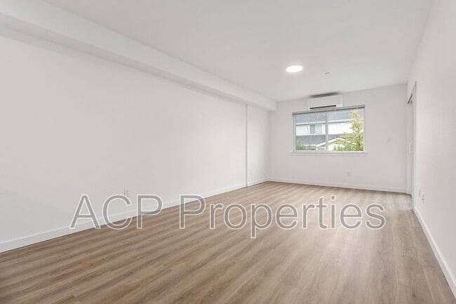 Building Photo - 1551 E Badger Rd