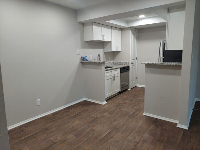 Foto del edificio - 1 Bed / 1 Bath 650 sq ft Renovated Apartment