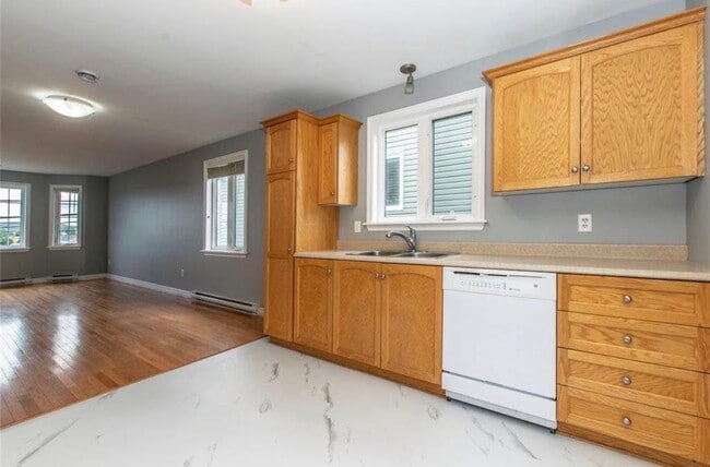 Building Photo - 590 Empire Ave