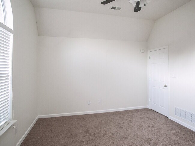 Foto del edificio - 5810 Bedford Loop E