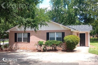 Building Photo - 305 Deer Park Dr