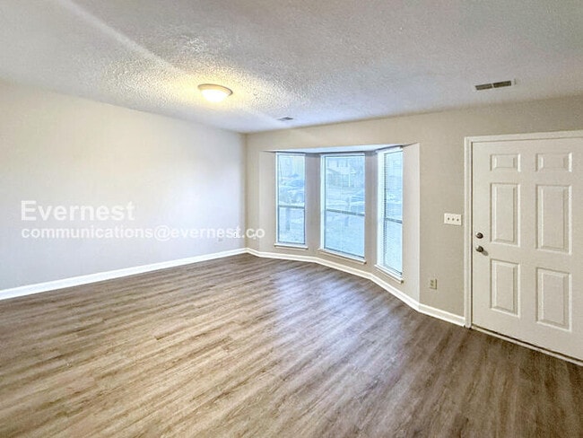 Building Photo - Spacious Townhome with Fenced Yard and Parking Space