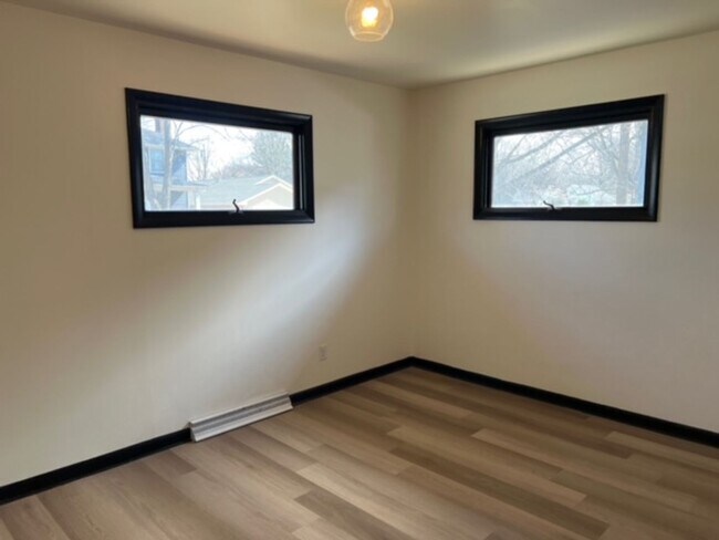 Foto del edificio - Charming 2BR Apartment Near Downtown Urbana + Garage