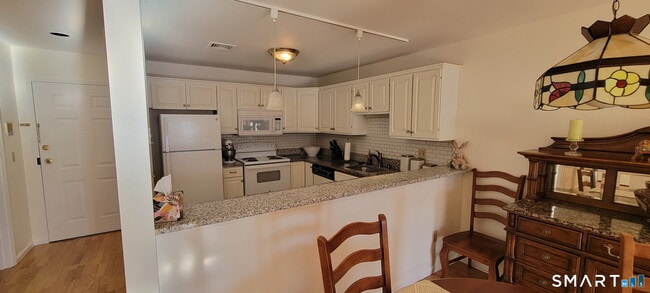 Building Photo - 136 Deer Hill Ave