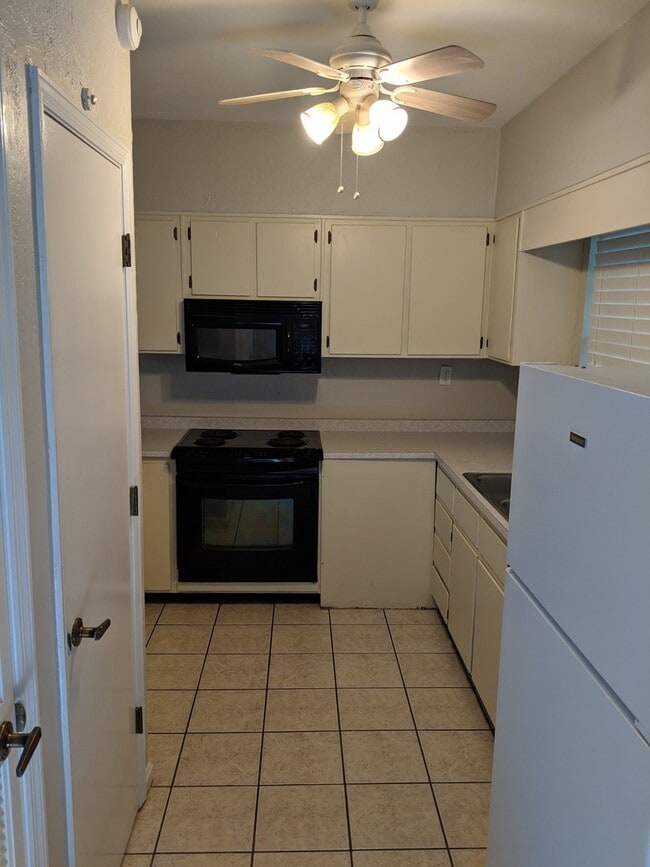 Building Photo - Spacious 2 Bedroom, 2 1/2 Bath Town House ...