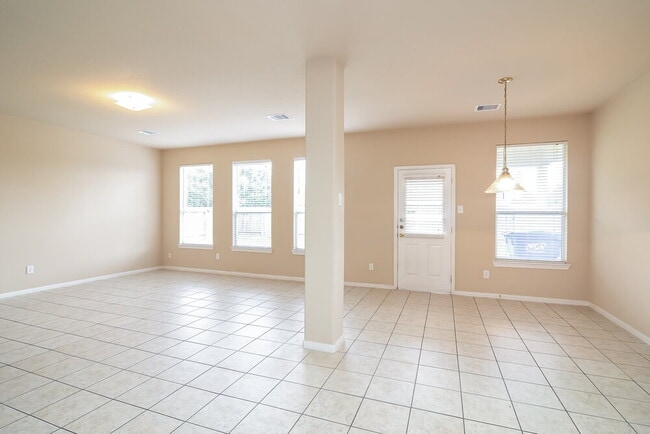 Foto del edificio - 6831 Silver Shores Ln