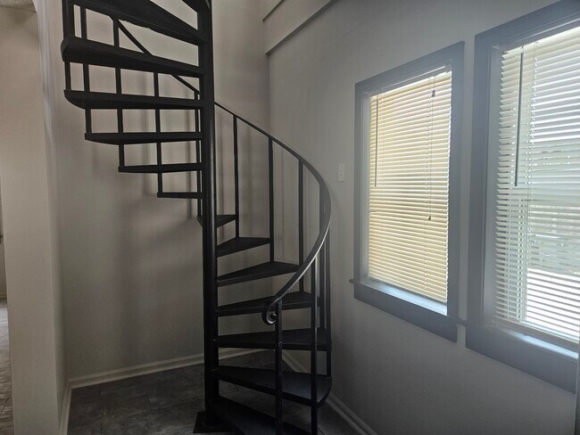 Spiral staircase - 3526 Locust St
