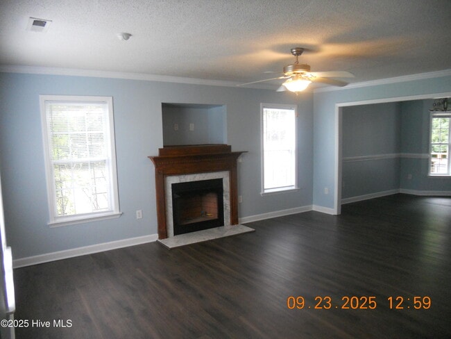 Building Photo - 105 Spring Leaf Ln